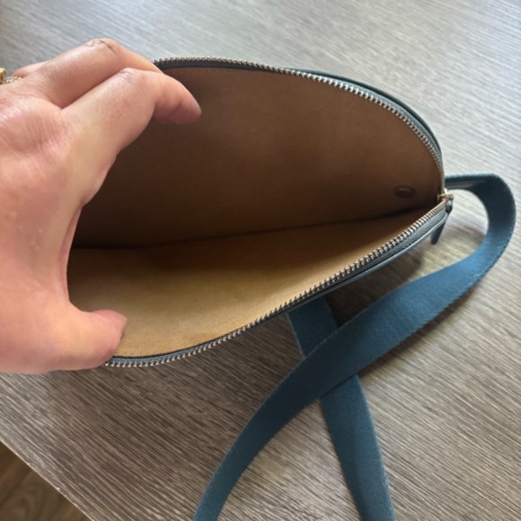 EVERLANE The Cactus Leather Sling Bag - Picture 5 of 5